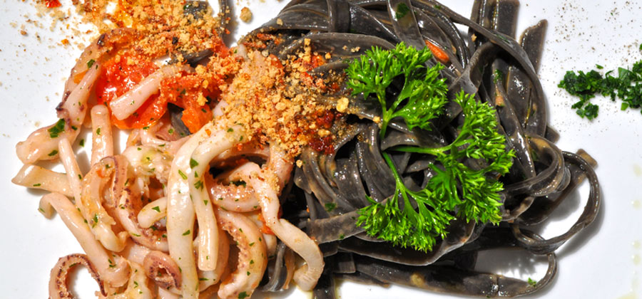 FETTUCCINE-AL-NERO-DI-SEPPIA-DEL-DUCA-CON-CALAMARO